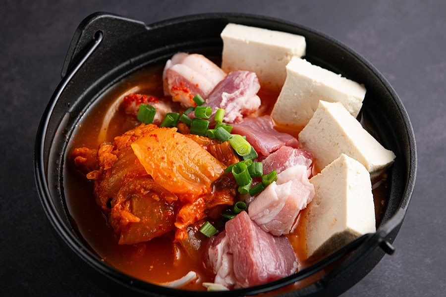 직접 담근 김치로 푹 끓인 시골의 전통맛