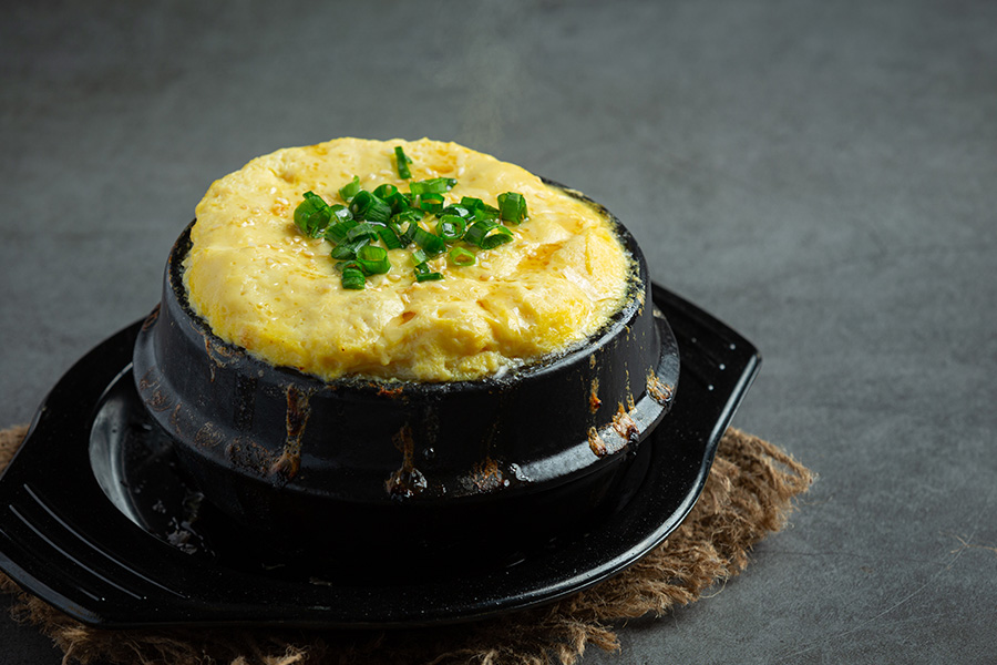 입에서 살살 녹는 부드러운 식감, 매운맛을 중화시켜주는 인기 사이드 메뉴