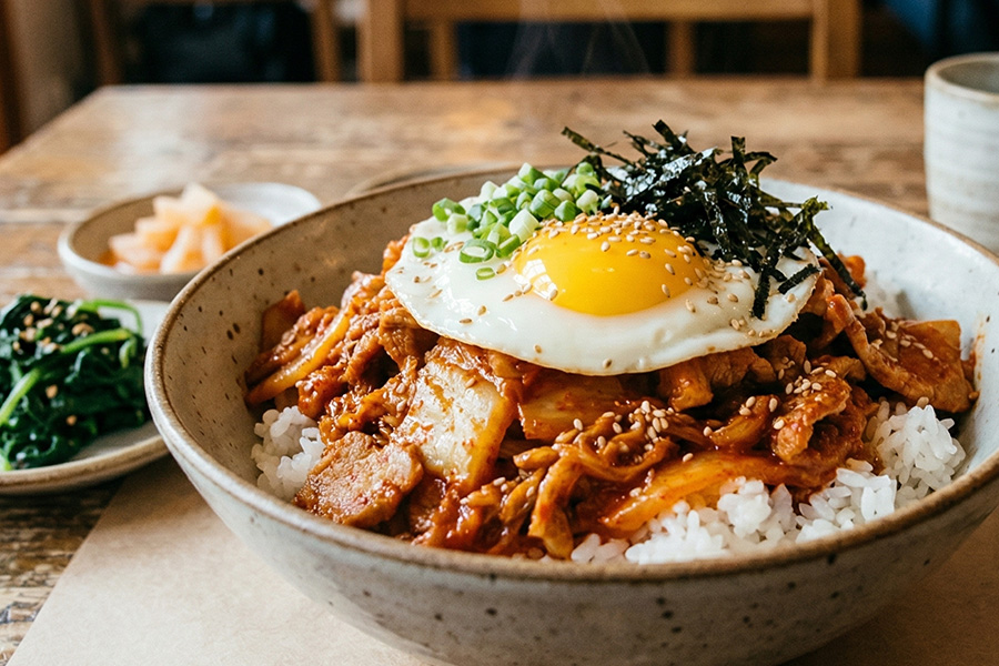 시원한 김치를 달짝지근하게 볶아낸 감칠맛이 폭발하는 덮밥